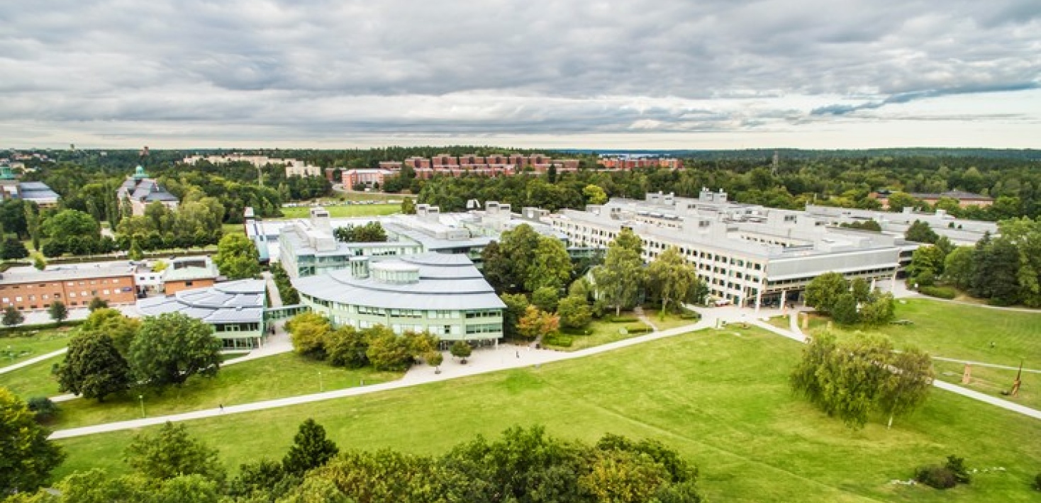 Drönarbild över campus, med Institutionen för kultur och estetik till vänster i bild. Foto: Clément