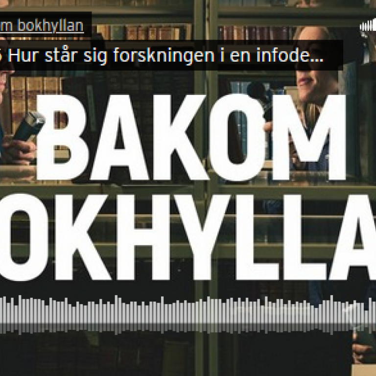 Podd Bakom bokhyllan