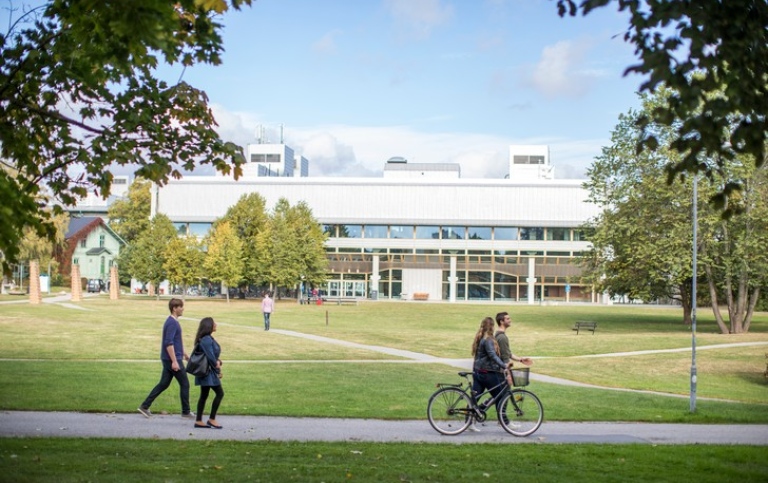 Studenter promenerar på campus Frescati.