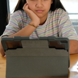 En flicka tittar på en digital läsplatta