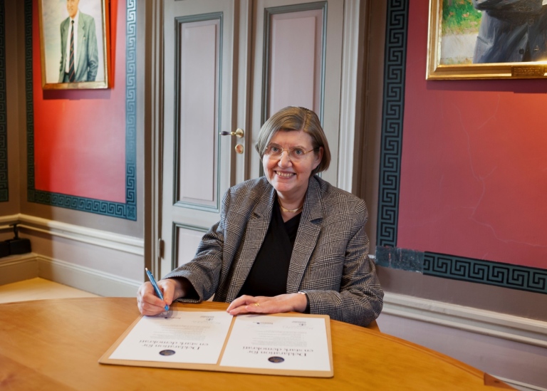 Astrid Söderbergh Widding signs the declaration. Photo: Jens Lasthein