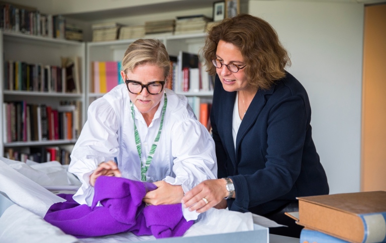 Louise Wallenberg och Camilla Hjelm vid Ripsasamlingen. Foto: Niklas Björling © 2019