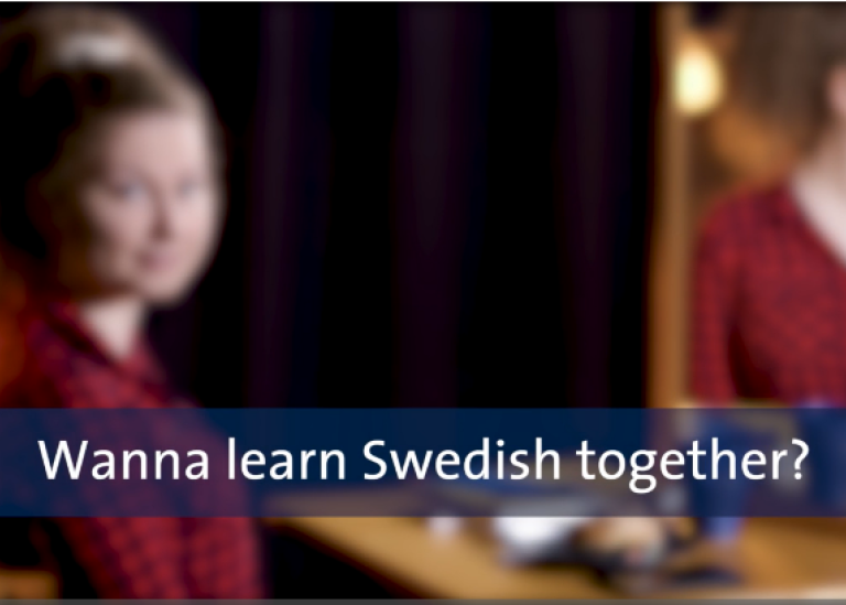 Engelsk text Wanna learn Swedish together? Suddig bild av tjej som tittar i kameran och samtidig syns i en spegel