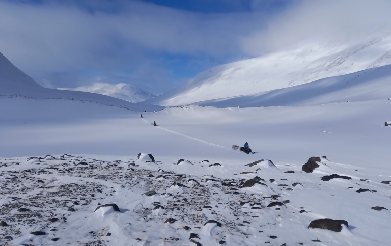 Förberedelser för att mäta vinterbalansen, Robots glaciär. Fotograf Nina Kirchner.