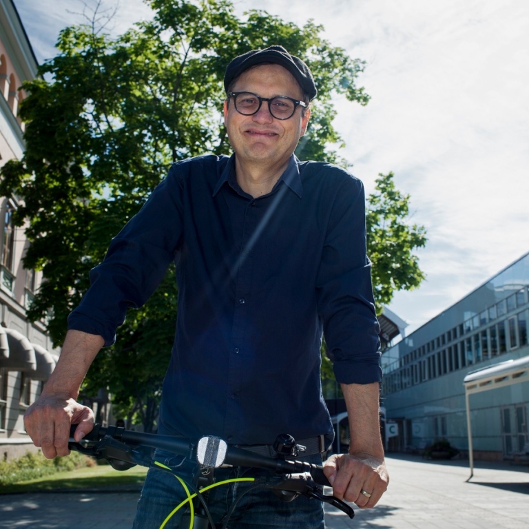 Johan Sandahl med sin cykel på campus Frescati.