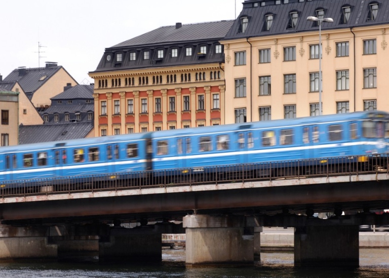 Tunnelbanetåg på bro över vatten vid Gaml stan.