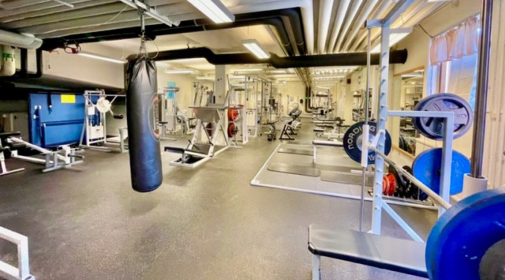 Bid från SU:s personalgym som visar träningsmaskiner och -utrustning i lokalen.