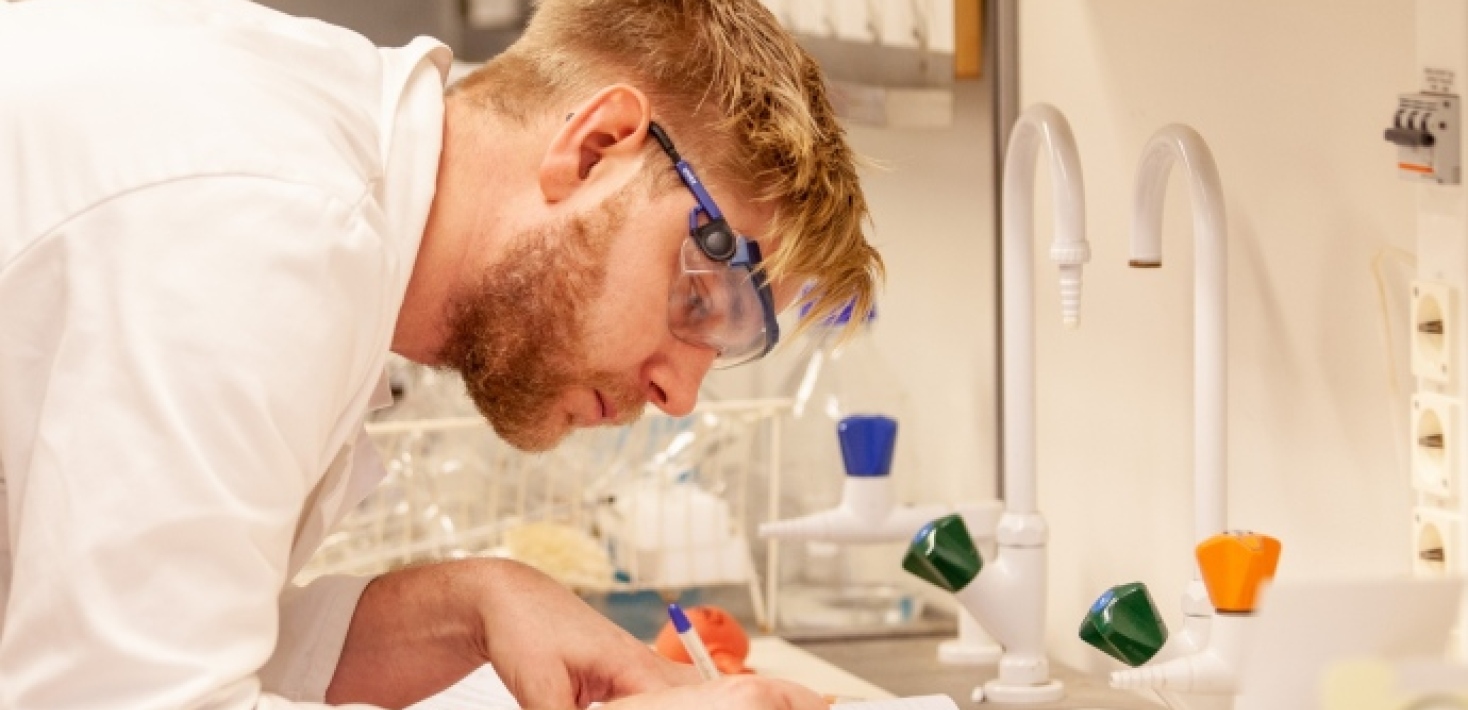 Nicklas på lab