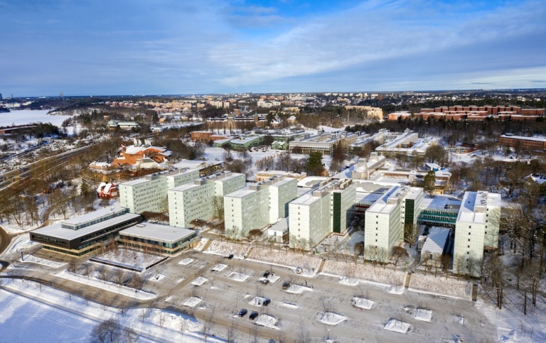 Drönarbild över Stockholms universitet i vinterskrud. Foto: Sören Andersson