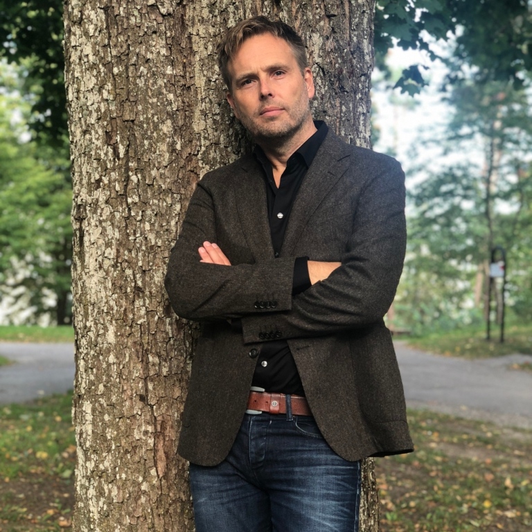 Andreas Madestam by a tree.