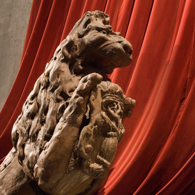 Fotografi av galjonsfigur i trä i form av ett lejon.