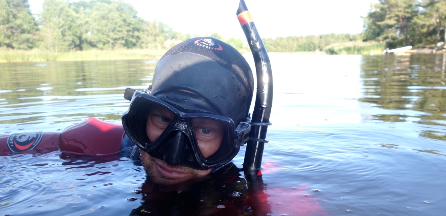 Forskare snorklar i grumlig Östersjövik.