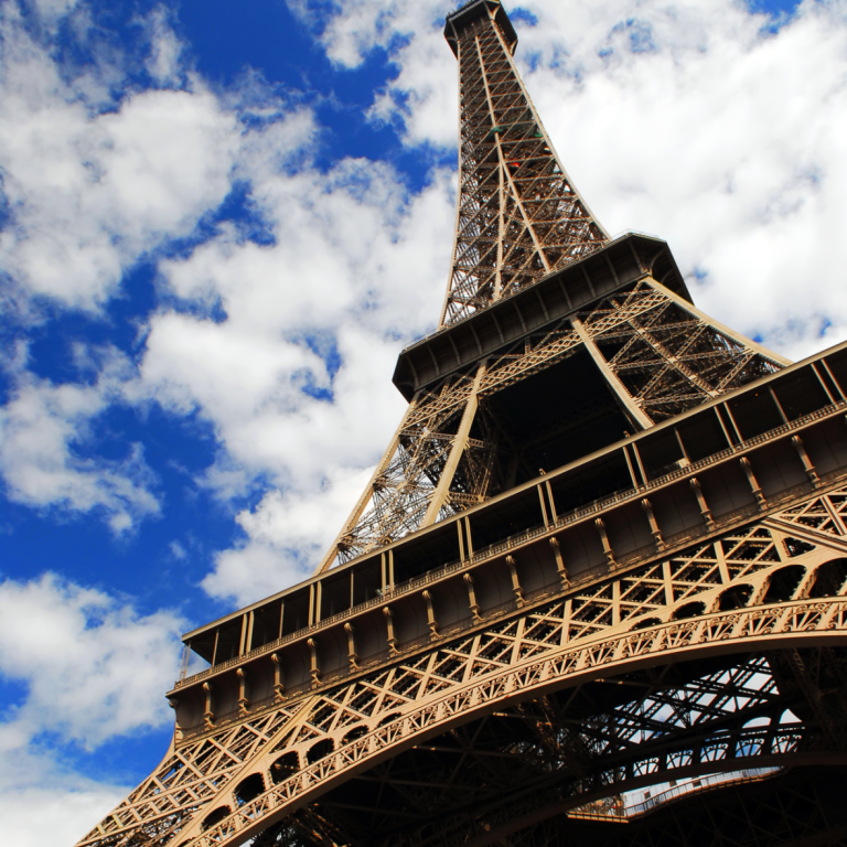 Eiffeltornet på blå himmel bakgrund. Paris, Frankrike.