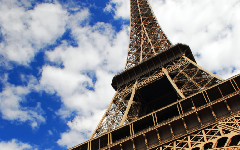 Eiffeltornet på blå himmel bakgrund. Paris, Frankrike.