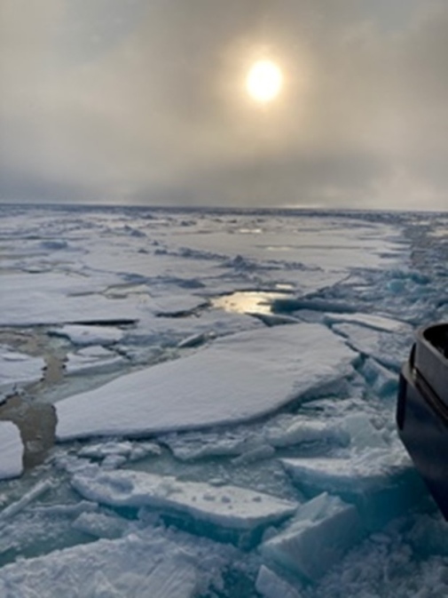 The sun through fog low clouds, over ice. Photo: Sonju Murto