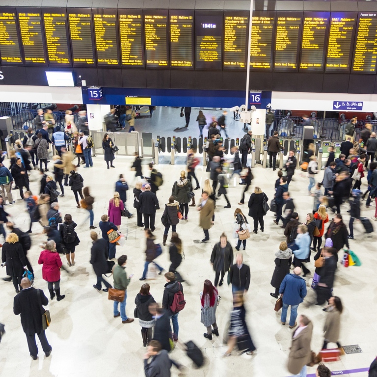 Människor på tågstation i London