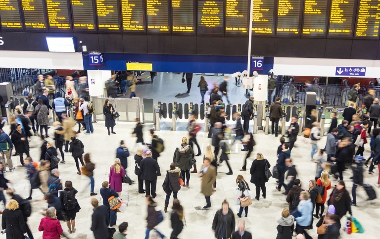 Människor på tågstation i London