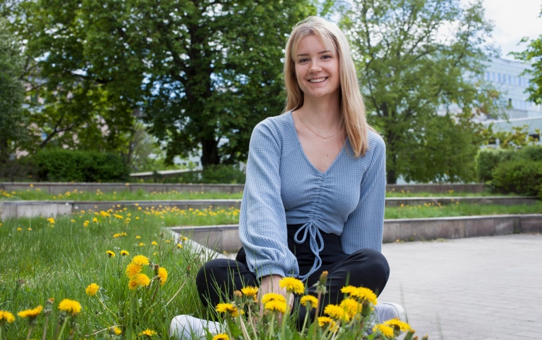 Kvinnlig student på Campus Frescati. Foto: Jens Lasthein