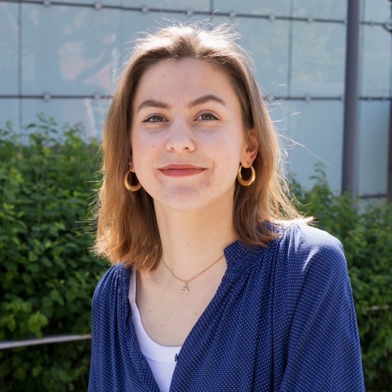 Clara, grundlärarstudent F-3, står framför Södra huset. Jens Lasthein