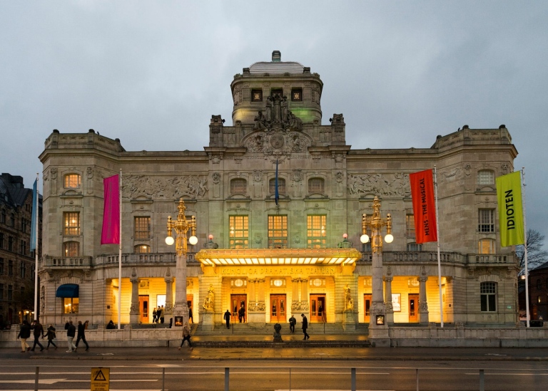 Dramatens framsida i kvällsljus. Stockholms universitet har samverkat med Dramaten sedan 2018. Foto: