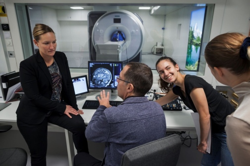 Medarbetare vid MR-kameran på Stockholm University Brain Imaging Centre. Foto: Jens Olof Lasthein