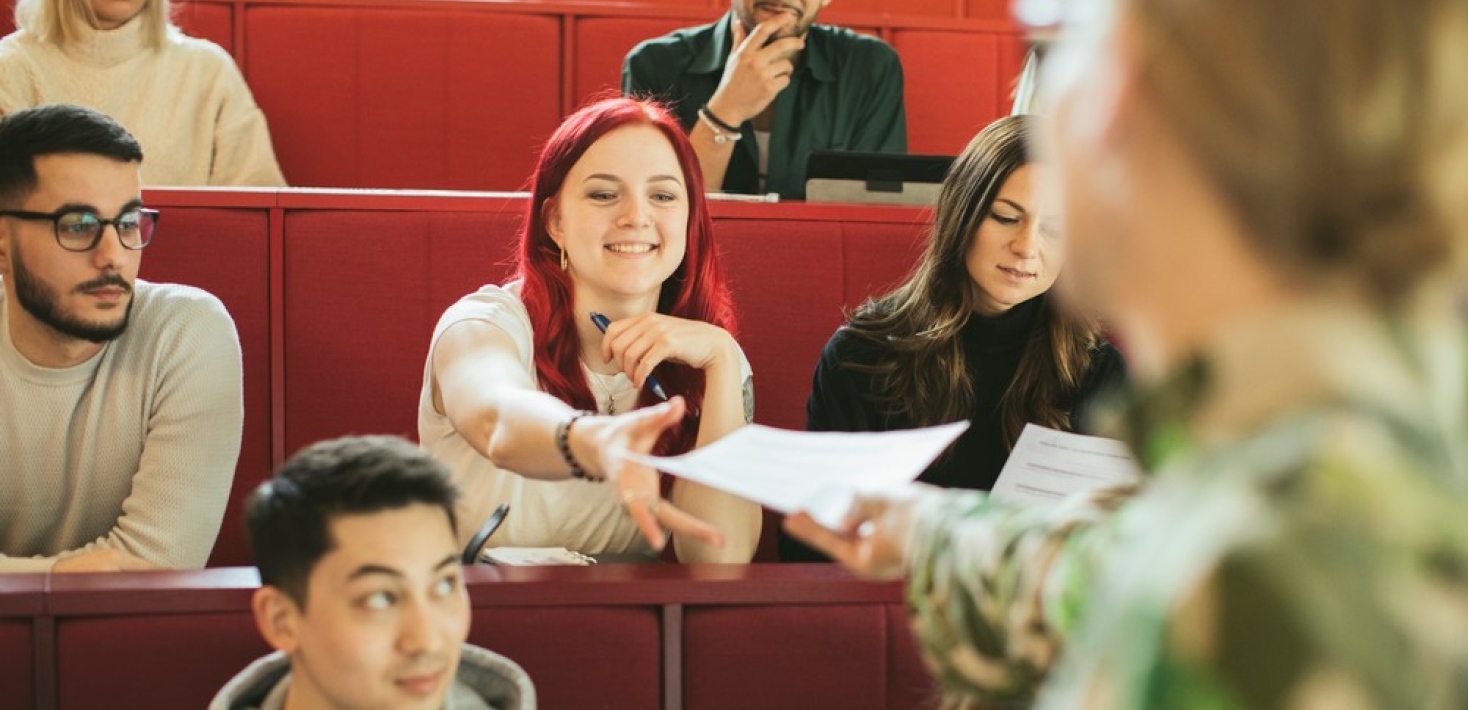 Studenter i klassrum med lärare