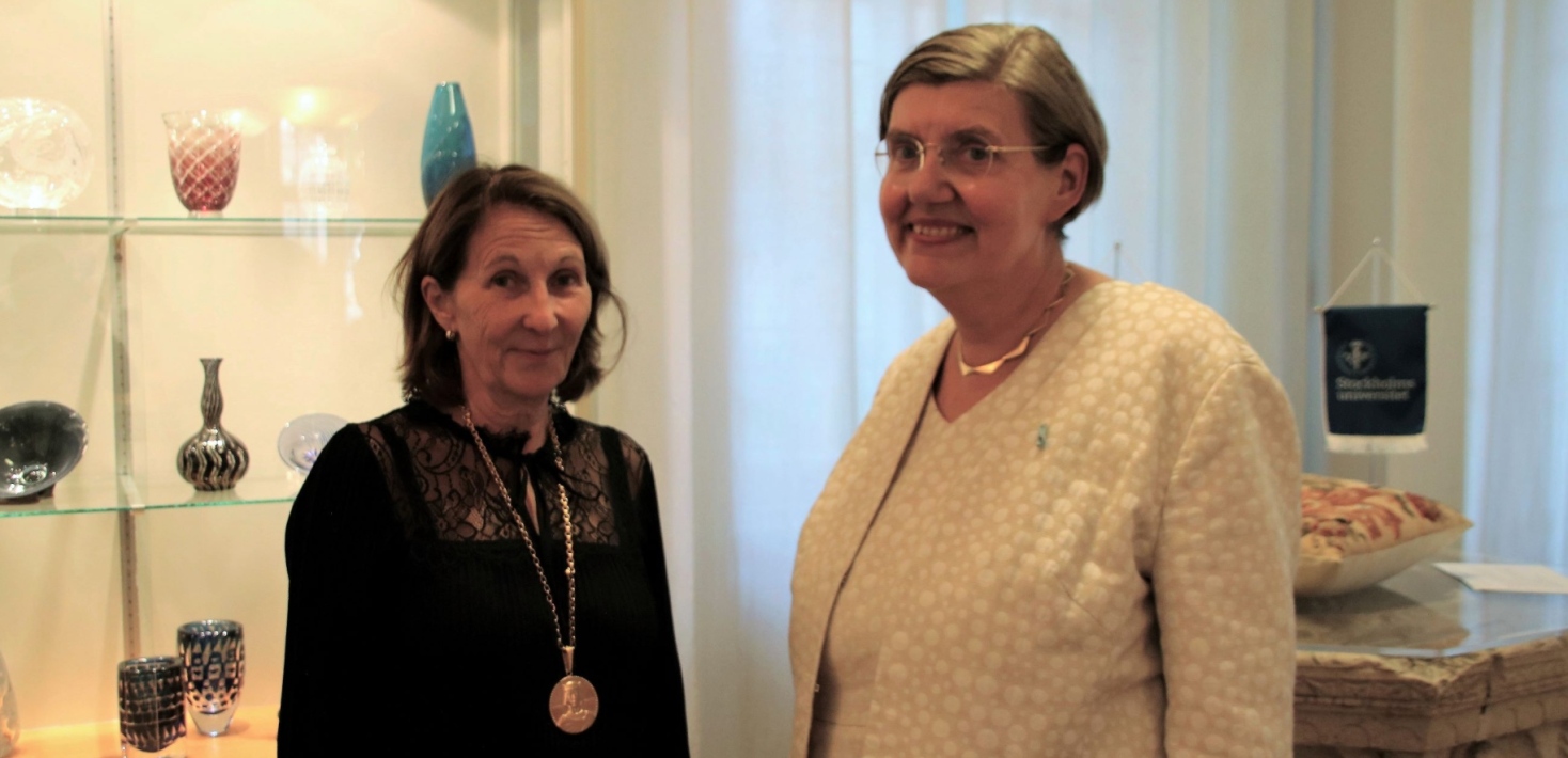Kerstin Calissendorff med guldmedalj i kedja runt halsen, med rektor vid sin sida