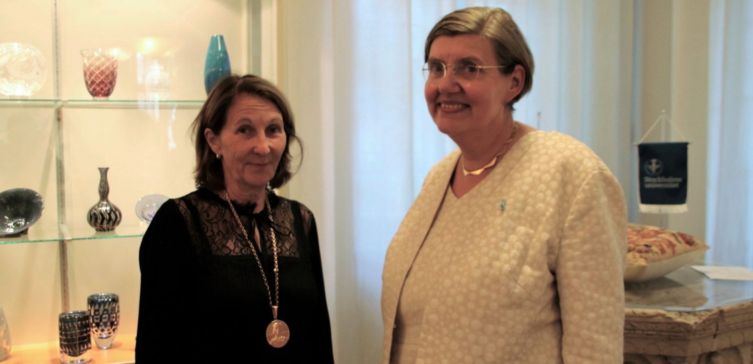 Kerstin Calissendorff with the medal in a chain around her neck, and President Söderbergh Widding