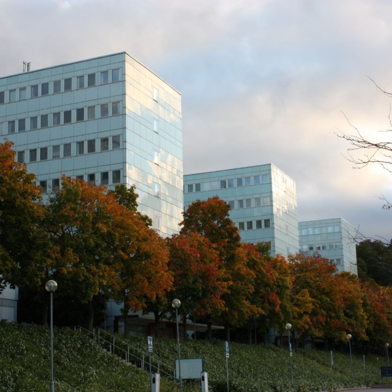 Fasaden av södra huset vid Stockholms universitet. Foto: Karin Lindahl