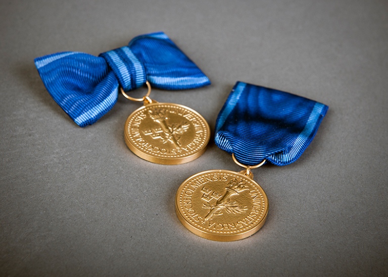 Två guldmedaljer, en med rosett och en med ett band. Foto: Eva Dalin