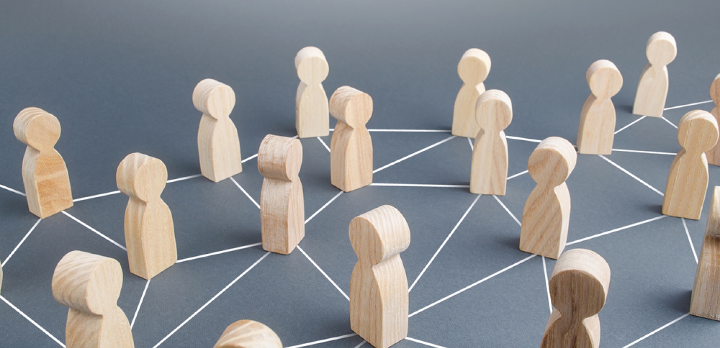 People connected people by lines. Foto: Shutterstock