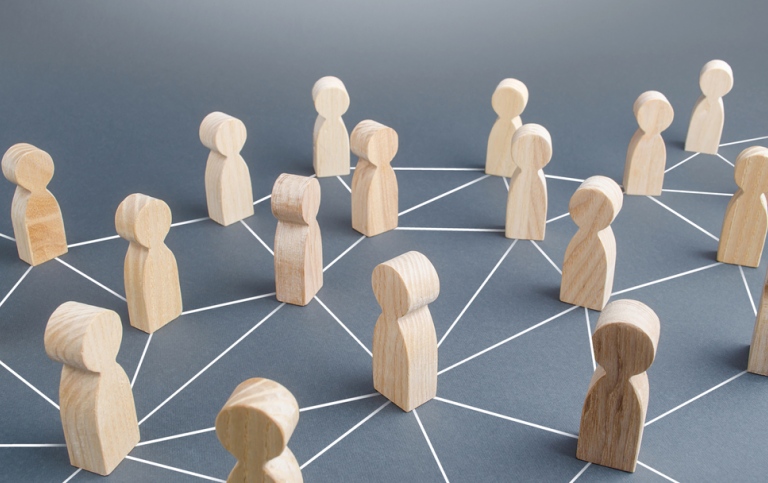 People connected people by lines. Foto: Shutterstock