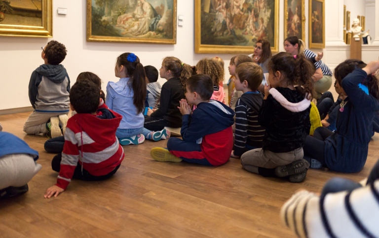 Barn på konstmuseum