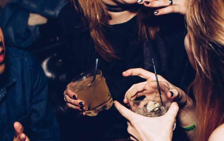 Drickande kvinnor på fest. Foto: Michael Discenza/Unsplash