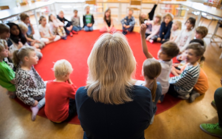 Förskoleklass sitter i ring