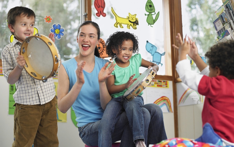 Lärare och barn spelar musik