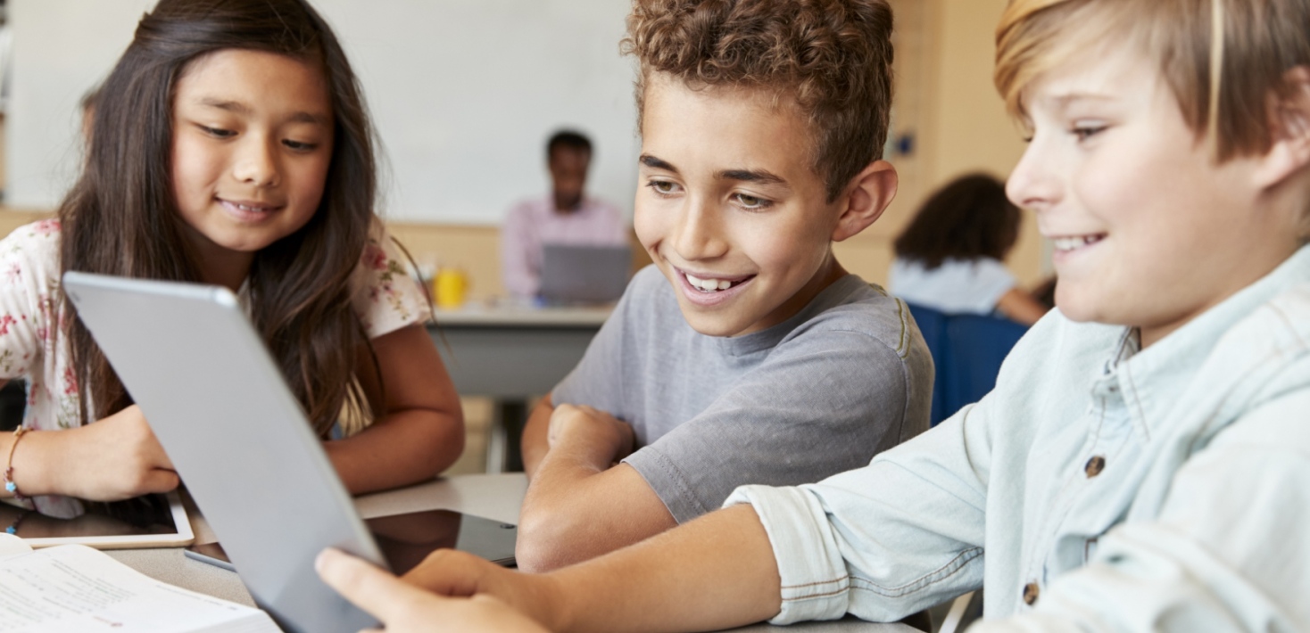 Mellanstadieelever har lektion i skolan