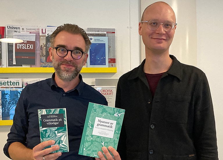 Johan Brandtler till vänster håller i två böcker och Mikael Kalm till höger. Foto: Catrin Norrby
