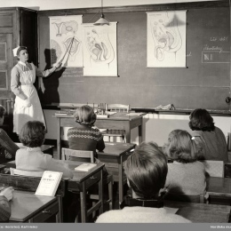 Historisk sexualundervisning i ett klassrum. Foto: Hernried, Karl Heinz, Nordiska Museet.