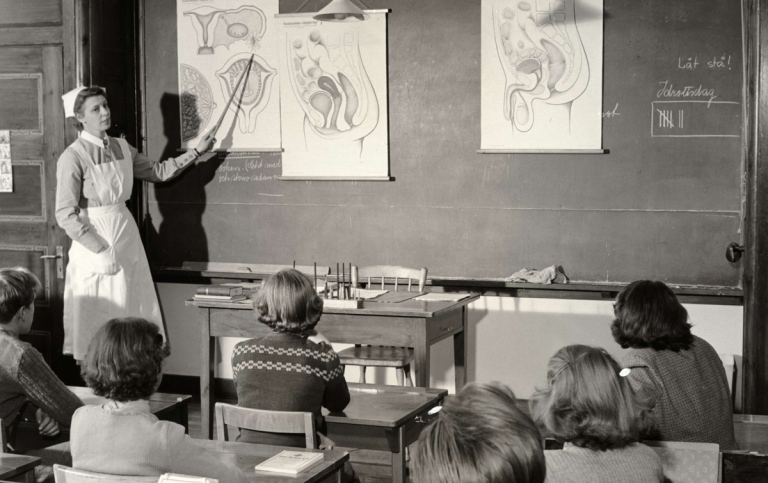 Historisk sexualundervisning i ett klassrum. Foto: Hernried, Karl Heinz, Nordiska Museet.
