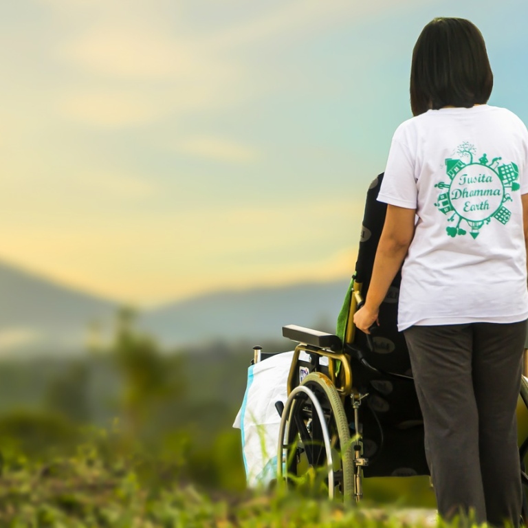 Vård av anhörig, kvinna kör rullstol. Foto av truthseeker08 från Pixabay.