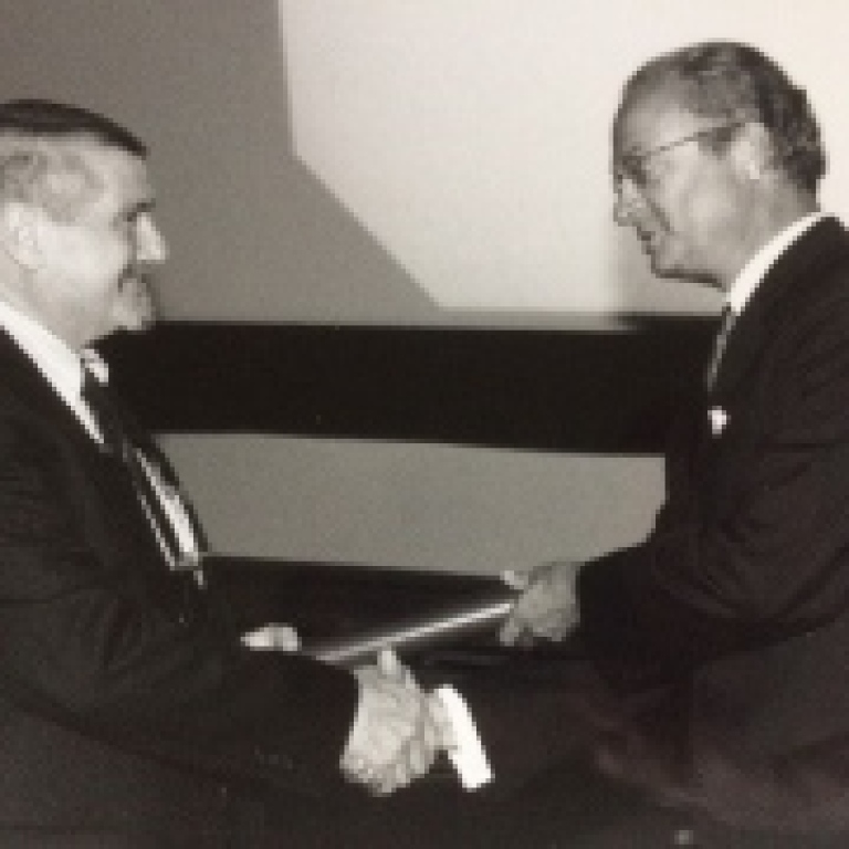 Robert Charlson and King Carl XVI Gustaf. Photo: Yngve Fransson