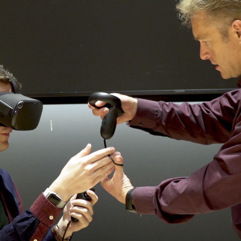 Per Carlbring använder VR-teknik för att behandla bland annat talarskräck