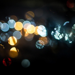 Light effects at night. Photo: coffeeNwaffle from Pixabay.