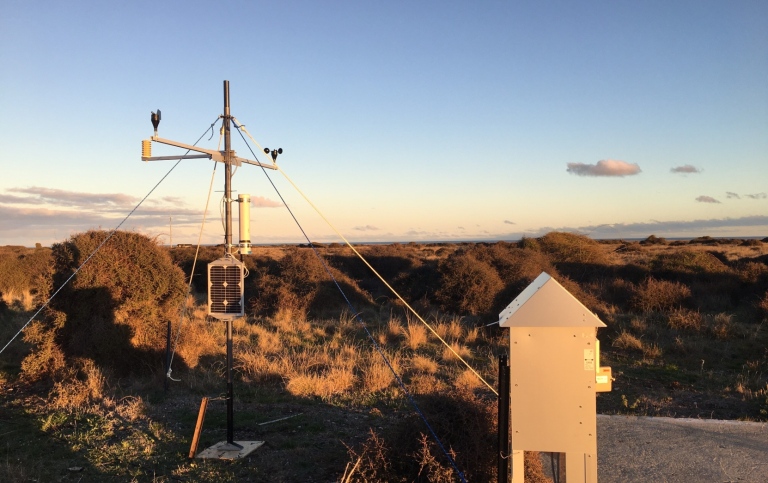 Microplastic air sampler