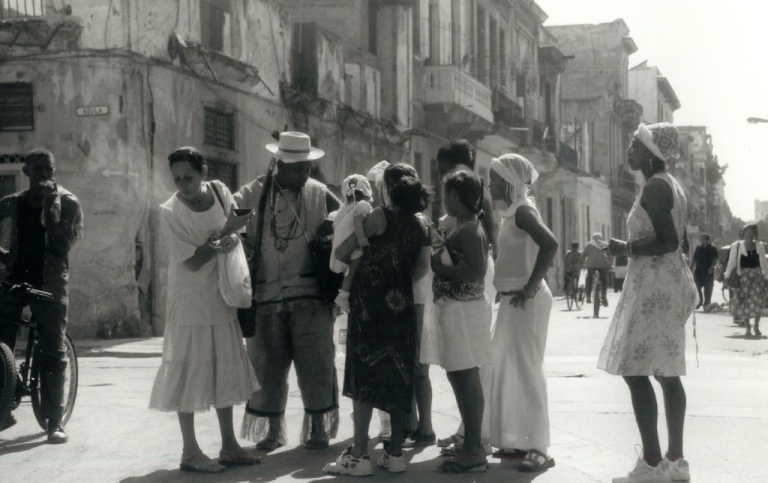 Foto: "Havana people" by Ahron de Leeuw with CC BY 2.0. Fuente: https://search.creativecommons.org