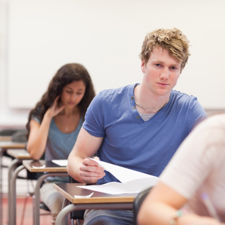 Studenter skriver en tentamen