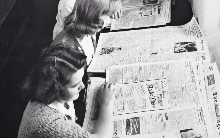Kvinnor läser nyhetstidningar i bibliotek under 1960talet