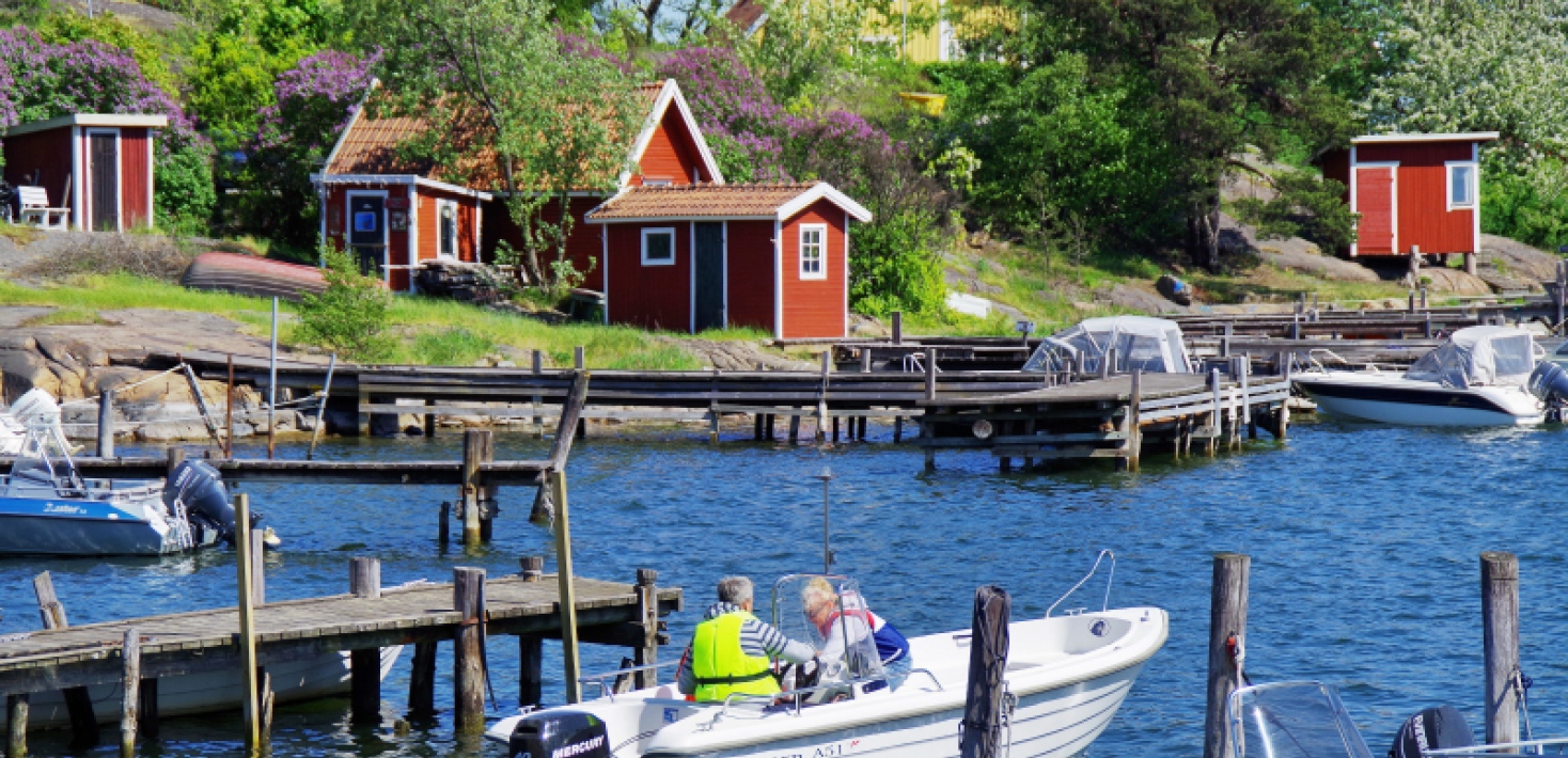 Fritidsbåt åker ut från hamnen i gamla Oxelösund
