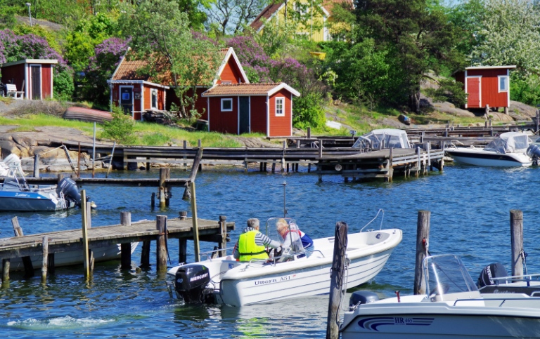 Fritidsbåt åker ut från hamnen i gamla Oxelösund